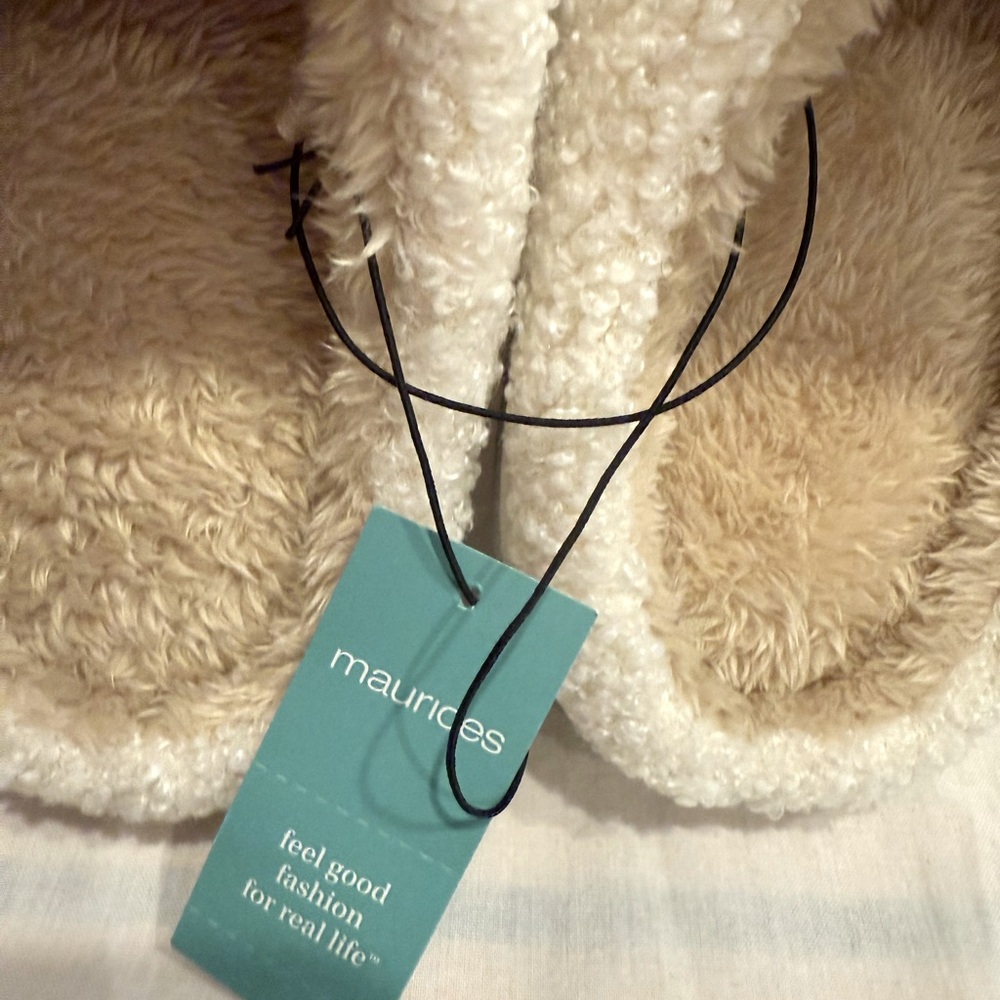 Maurices FA LA LA Holiday Slippers – Cozy Fleece Lined- S/M: sizes 6-8 (NWT)🎄✨ - Picture 3 of 4